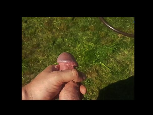 ❤️ Vroča lepotica dobi svojo rožnato pičko, ki jo jebe, in se zraven cmeri s curkom na poletnem vrtu Porno na sl.obuvlisett.ru ﹏
